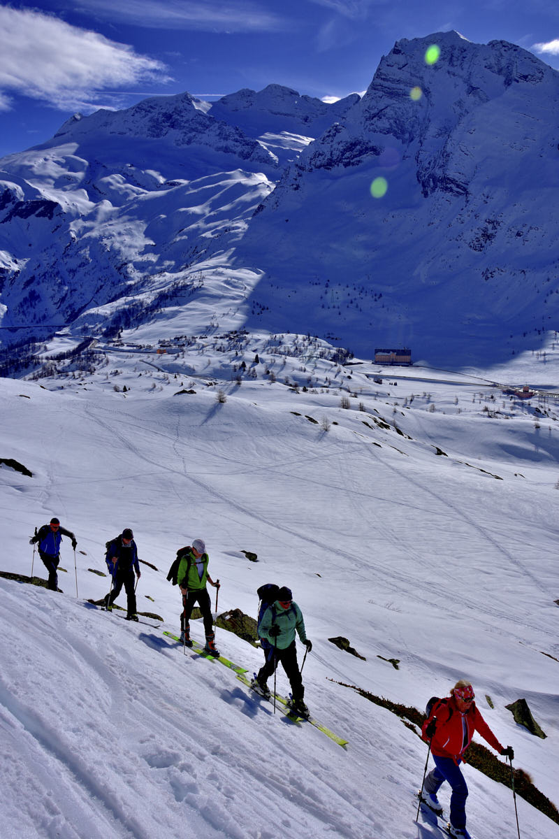 Aufstieg mit Blick zum Breithorn über dem Hospiz